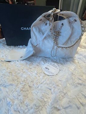 CHANEL 25 Medium white Quilted Drawstring Shoulder Bucket Bag with Gold Hardware